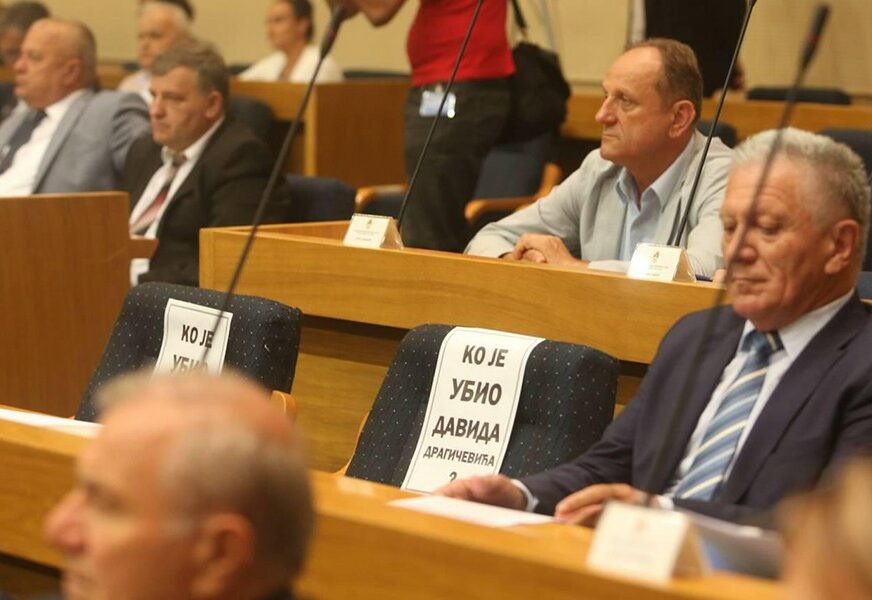 Natpisi “Ko je ubio Davida Dragičevića” na poslaničkim stolicama u Narodnoj skupštini RS (VIDEO)