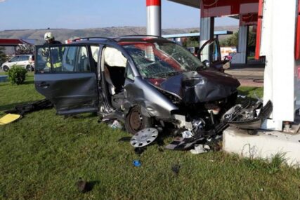 AUTOMOBIL NEPREPOZNATLJIV U nesreći na Korčuli poginula DVA MLADIĆA, djevojka u kritičnom stanju