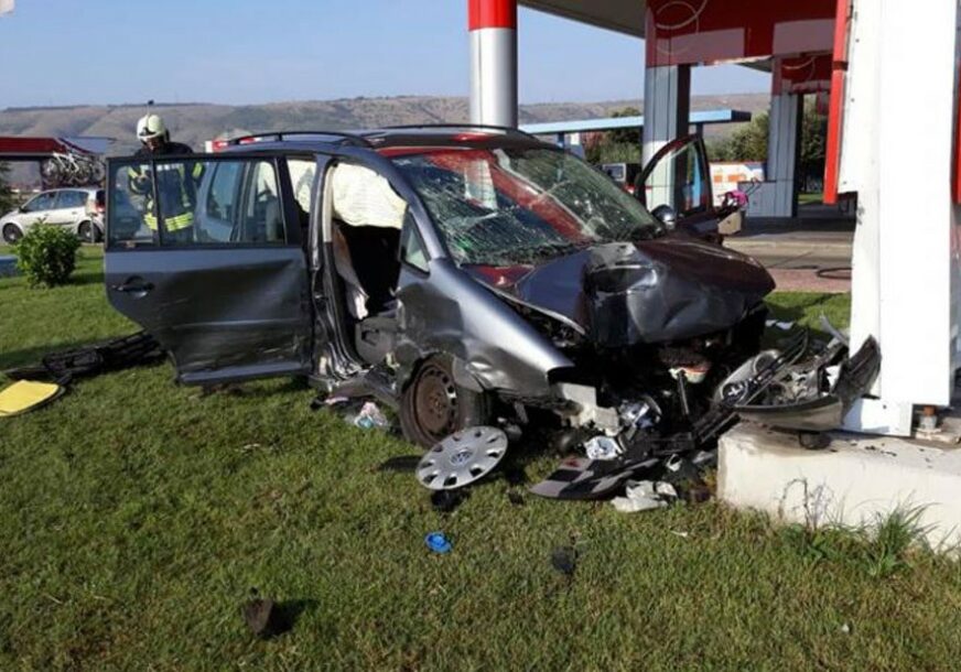 AUTOMOBIL NEPREPOZNATLJIV U nesreći na Korčuli poginula DVA MLADIĆA, djevojka u kritičnom stanju