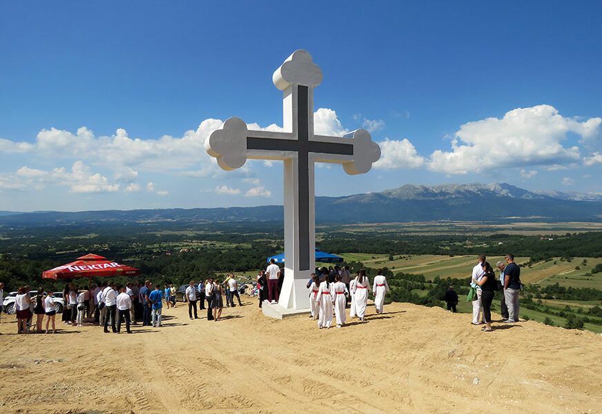 Osveštan krst visine 11 metara na mjestu Prve nevesinjske puške