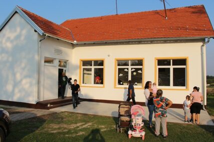 ZVONO OGLAŠAVA POVRATAK ŽIVOTA Obnovljena škola u Jazovcu, prvi đaci u klupama od ponedeljka