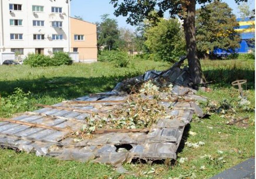 Oluja protutnjala Tuzlom: Vjetar obarao drveće, oštećeni automobili i krovovi