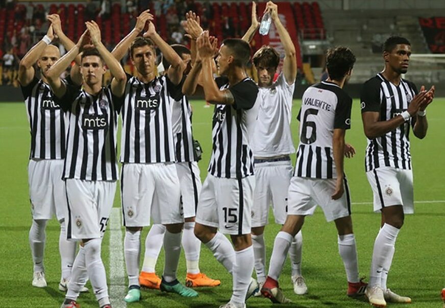 "UPRAVA, NAPOLJE" Stara pjesma odjekivala stadionom Partizana, transparent "grobara" upućen vrhu (FOTO)