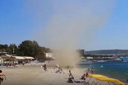 PJEŠČANI ĐAVO Niotkud se pojavio TORNADO, kupači bježali dok su oko njih letjele ležaljke (VIDEO)
