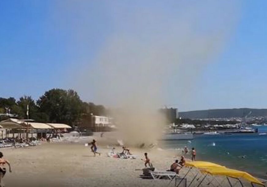 PJEŠČANI ĐAVO Niotkud se pojavio TORNADO, kupači bježali dok su oko njih letjele ležaljke (VIDEO)
