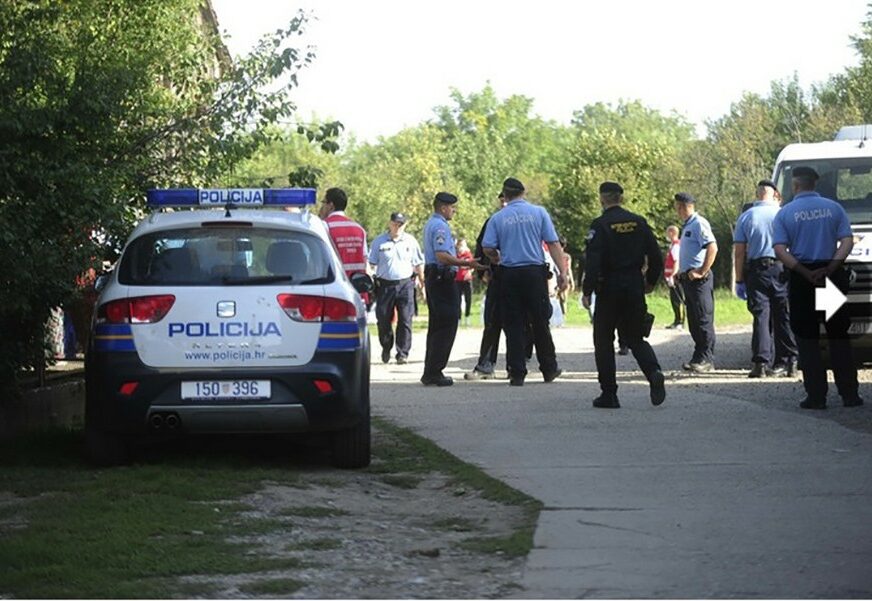 BJEŽALI OD POLICIJE, SLETJELI U RIJEKU Hrvatska policija spasila 11 migranata, jedna žena stradala