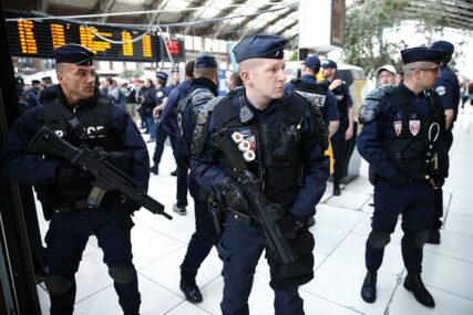 Francuska policija u potrazi za vozačem koji je uletio u džamiju