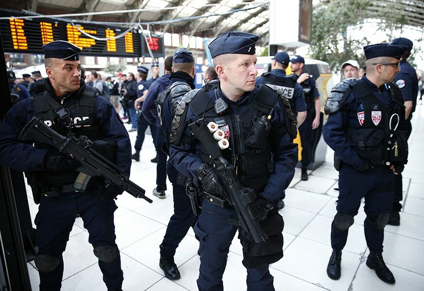 Francuska policija u potrazi za vozačem koji je uletio u džamiju
