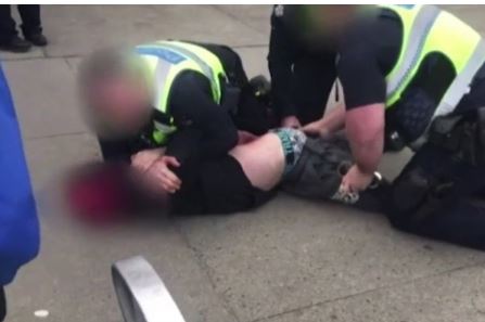 “NISMO DOKTORI, NI PSIHIJATRI” Muškarac tokom napada epilepsije lupao automobile, način na koji je POLICIJA REAGOVALA izazvao ogorčenje (VIDEO)