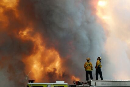 Požari bukte u Los Anđelesu, evakuisano oko 100 hiljada ljudi