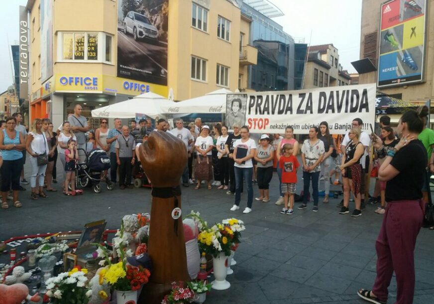 GRAĐANI 140. PUT NA TRGU KAO PODRŠKA PORODICI DRAGIČEVIĆ "David nije bio ni narkoman, ni lopov, on je bio dijete ljubavi"