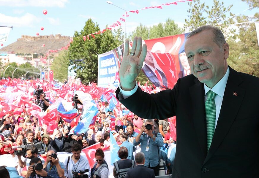 APEL TURCIMA DA PRODAJU DEVIZE Erdogan: Pad lire se ne može objasniti logikom