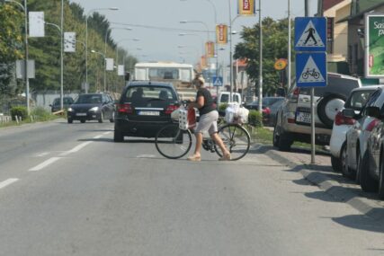 Biciklisti traže strože kontrole u Lazarevu: Džaba staze kad se po njima parkiraju vozači