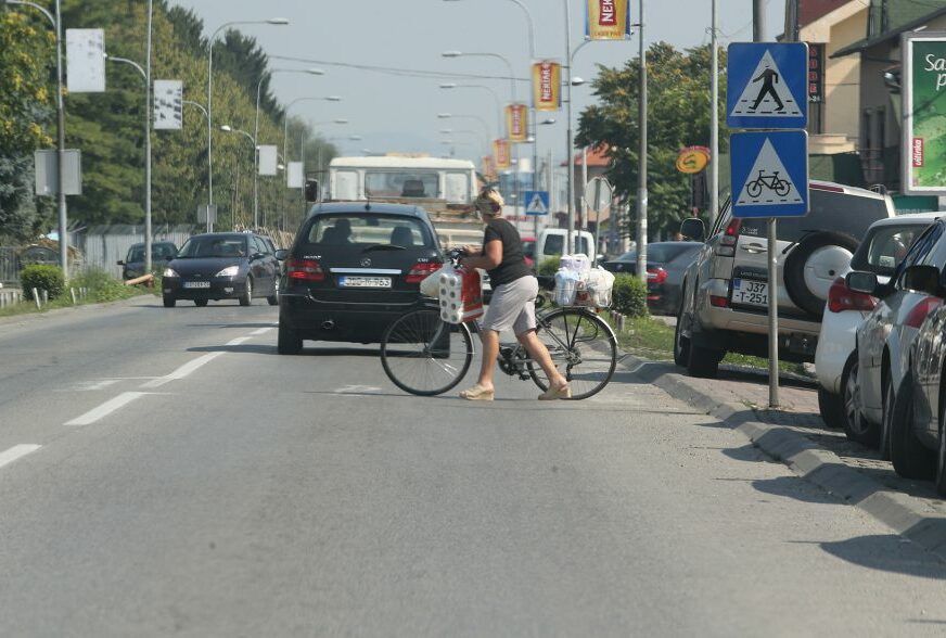 Biciklisti traže strože kontrole u Lazarevu: Džaba staze kad se po njima parkiraju vozači