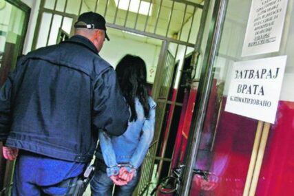 Prijetila odjeljenju i VELIČALA DJEČAKA UBICU: Djevojčica (14) već 2 mjeseca u pritvoru zbog izazivanja panike