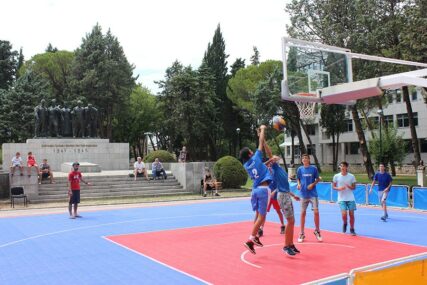 Basket turnir u gradskom parku privukao Trebinjce i turiste