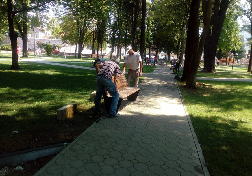 Pri kraju obnova gradskog parka u Trebinju, stižu nove klupe i ulični šah