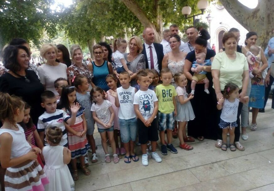 Premijerka se družila sa mališanima pod trebinjskim platanima