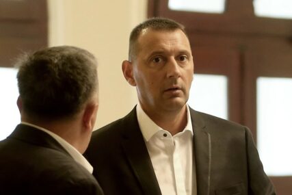 ON NA PUTU, OSTALI U KARANTINU Odbornik Popović znao da treba u izolaciju, ali je nastavio s boravkom u Crnoj Gori