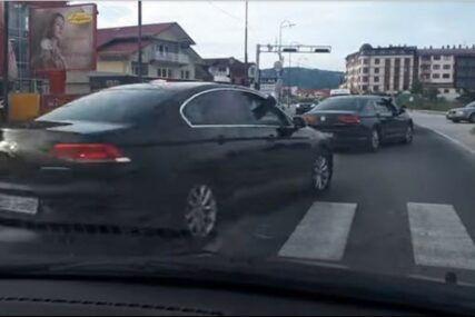 RELI BAKIROVE PRATNJE Vozači šokirani JURNJAVOM SLUŽBENIH VOZILA bošnjačkog člana Predsjedništva BiH (VIDEO)