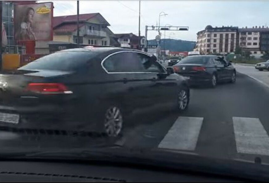 RELI BAKIROVE PRATNJE Vozači šokirani JURNJAVOM SLUŽBENIH VOZILA bošnjačkog člana Predsjedništva BiH (VIDEO)