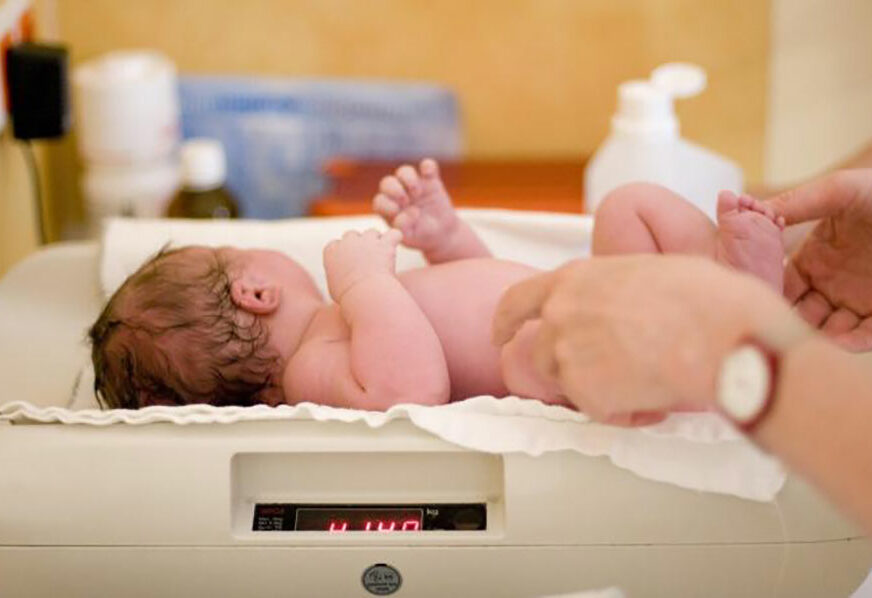 "Ljubičasti novembar" posvećen prijevremeno rođenim bebama: Humanitarno veče i izložba fotografija za „mrvice“
