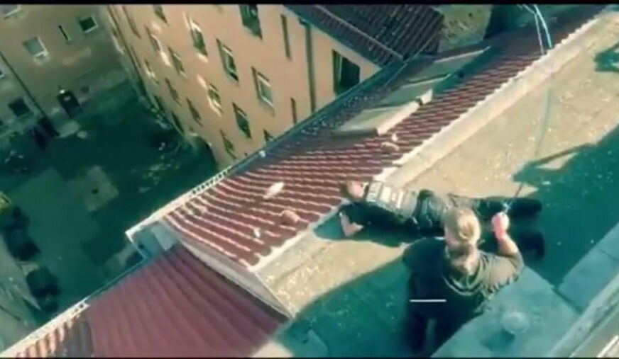 ISKUSNI POLICAJCI Mladić bacio drogu na krov, ljudi u plavom uzeli udicu i PECALI (VIDEO)