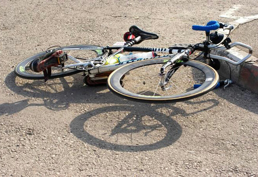 VOZIO VELIKOM BRZINOM U PJEŠAČKOJ ZONI Biciklista udario ženu, zadobila teže povrede