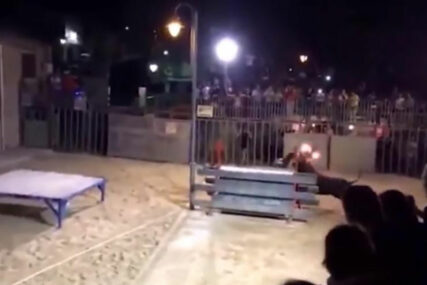 JEZIVA SCENA Gledala je koridu, a onda se u nju zakucao BIK SA VATRENIM ROGOVIMA (VIDEO)