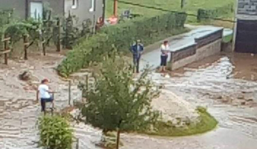 MJEŠTANI NIJEMO POSMATRALI KATASTROFU Potop u naselju Kable kod Bilalovca zbog jakog nevremena
