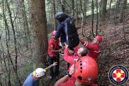 NA BJELAŠNICI SPASEN PARAGLAJDER Ostao zaglavljen na stablu, na visini od oko 30 metara