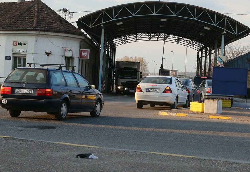 Gužva na ulazu u BiH: Na graničnom prelazu Brod duže zadržavanje