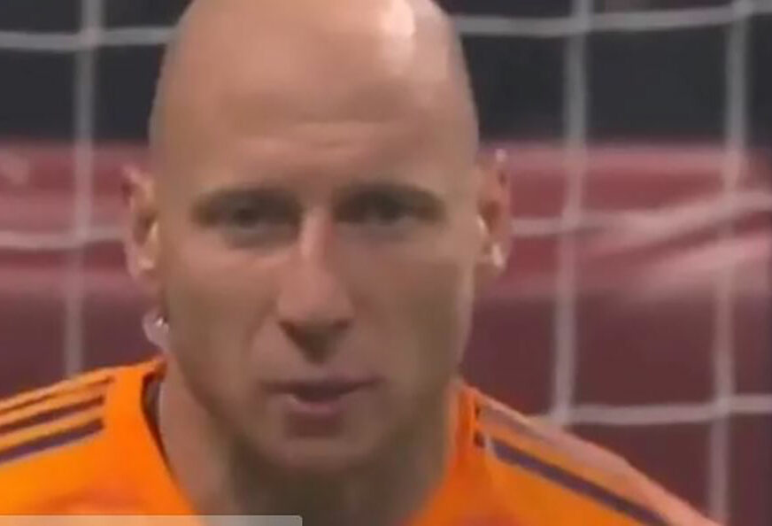 NORMALNA STVAR NA KRIKET SUSRETIMA, PRVI PUT U FUDBALU Golman tokom revijalne utakmice protiv Juventusa davao INTERVJU PREKO BUBICE