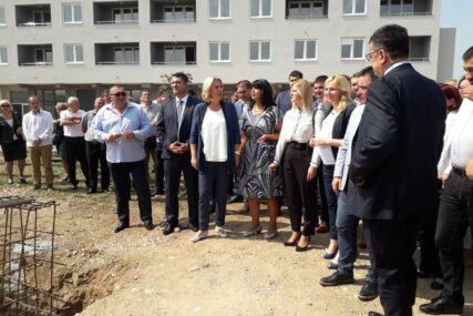 Predsjednica Vlade RS u Istočnoj Ilidži: Za novu školu i salu Vlada RS izdvojila više od million KM  