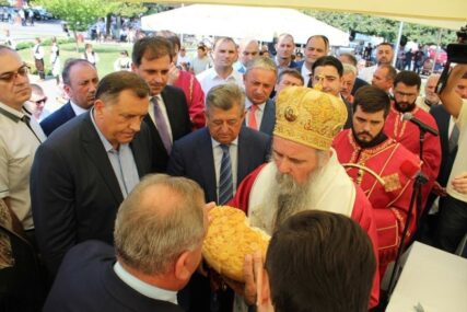 MIĆIĆ BALANSIRA IZMEĐU DODIKA I GOVEDARICE Kako gradonačelnik Bijeljine uspijeva da bude dobar sa svima