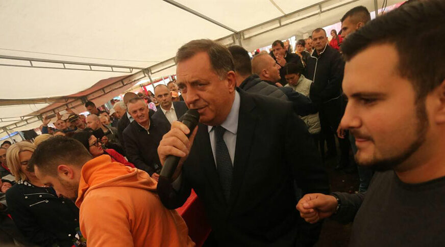 TRADICIJA JE TRADICIJA Dodik ponovo zapjevao ispod šatora na Manjači, ORILO SE “Ne može nam niko ništa” (VIDEO, FOTO)