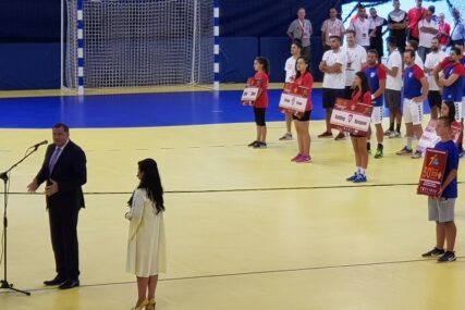 POČEO MEĐUNARODNI RUKOMETNI TURNIR U DOBOJU Dodik: Za dvije godine mečevi u novoj dvorani