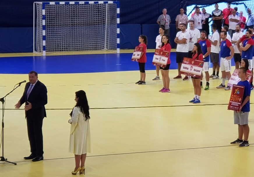 POČEO MEĐUNARODNI RUKOMETNI TURNIR U DOBOJU Dodik: Za dvije godine mečevi u novoj dvorani