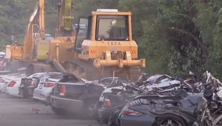 KAKO SE FILIPINCI BORE PROTIV KORUPCIJE Buldožerom preko "lamborginija", "mercedesa", "poršea" (VIDEO)