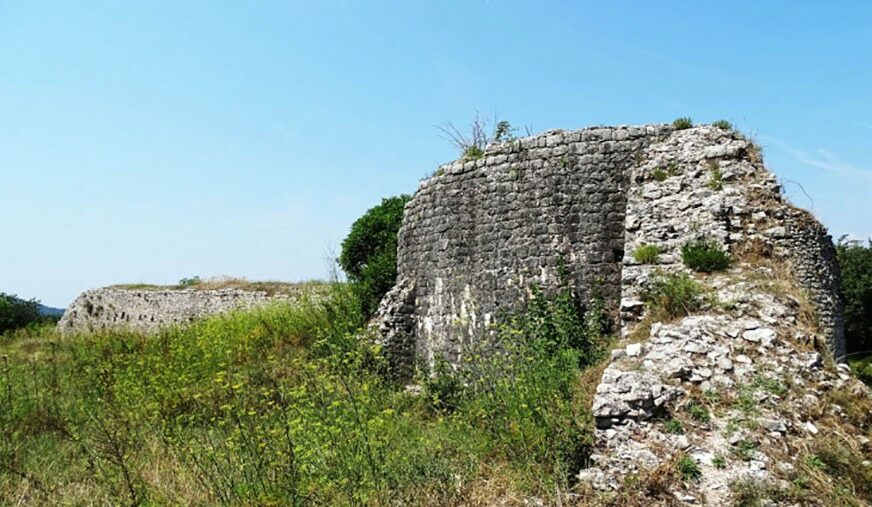 IDILIČNO SELO SA TRAGOVIMA BURNE PROŠLOSTI Ovo mjesto u BiH bije glas da krije ostatke MITSKE TROJE