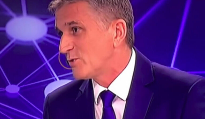 NEOBIČAN INCIDENT Političara napala MUHA dok je gostovao u programu uživo, a evo kako je on reagovao (VIDEO)