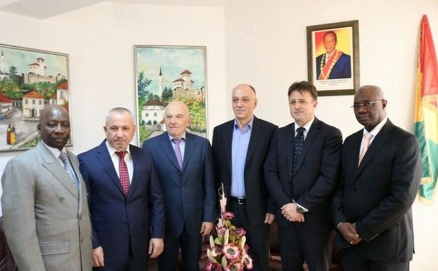 MEĐU KONZULIMA U BIH I UZGAJIVAČ SVINJA Oni imaju diplomatske pasoše, limuzine uvoze BEZ CARINE, a na aerodromima prolaze BEZ ČEKANJA