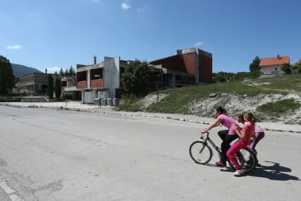 “STRAHUJEMO OD ZARAZA, OVO JE KATASTROFA” Bosansko Grahovo DANIMA BEZ VODE, smeće niko ne odvozi (FOTO)