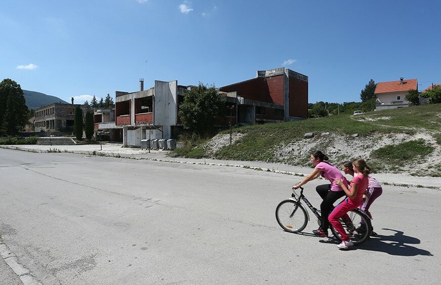 “STRAHUJEMO OD ZARAZA, OVO JE KATASTROFA” Bosansko Grahovo DANIMA BEZ VODE, smeće niko ne odvozi (FOTO)
