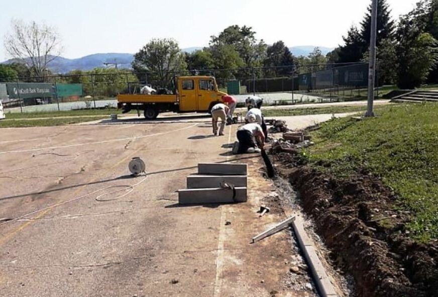 BOLJI USLOVI ZA REKRATIVCE Počela rekonstrukcija sportskih terena u Parku Mladen Stojanović