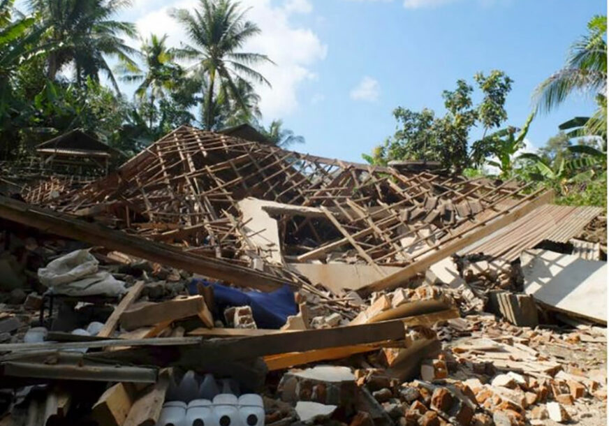 KATASTROFA U INDONEZIJI Više od 90 žrtava zemljotresa, naselja SRAVNJENA SA ZEMLJOM