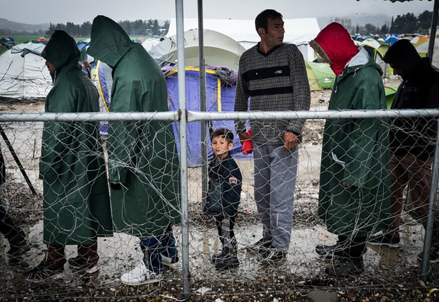 Velika Kladuša NA UDARU: Migranti na ledini, šatori u “Agrokomercu” prazni