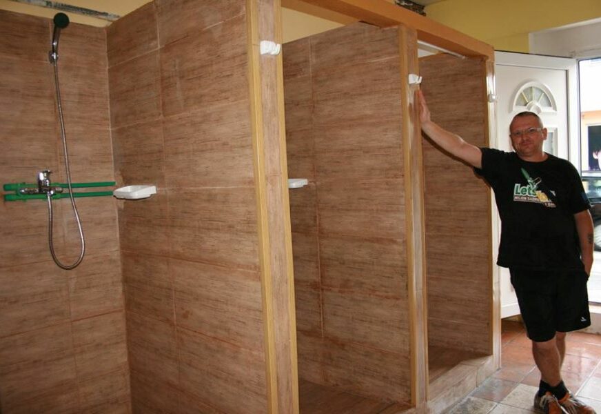 BRAVO ZA "MOZAIK PRIJATELJSTVA" Građani i volonteri napravili javno kupatilo za siromašne