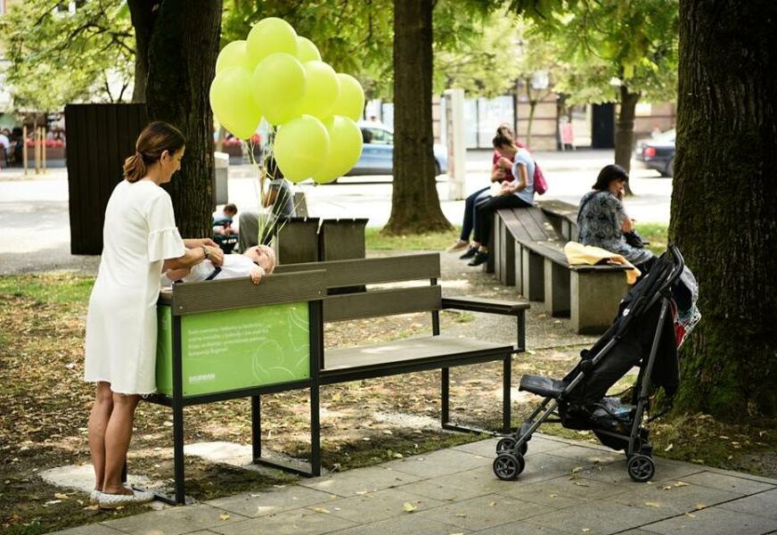 NOVINE U GRADU NA VRBASU Banjaluka dobila tri klupe za dojenje i presvlačenje