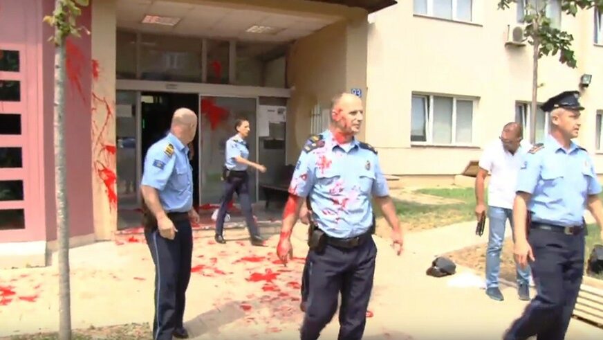 INCIDENT NA KOSOVU Pristalice "samoopredjeljenja" farbom na stanicu policije u Prištini, povrijeđeno 10 policajaca